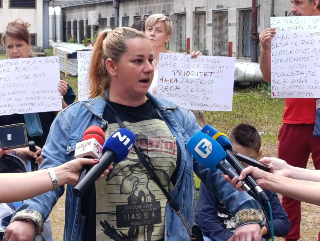 Roditelji protestovali ispred UKC-a Tuzla, traže više specijalista za djecu Roditelji protestovali ispred UKC-a Tuzla, traže više specijalista za djecu