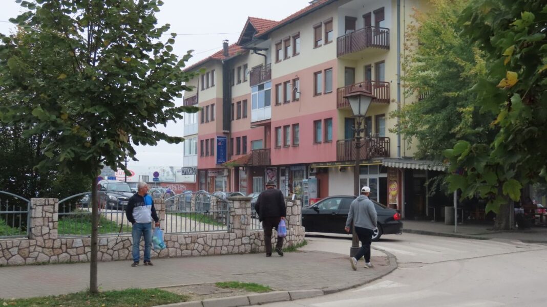 U Bosni umjereno do pretežno oblačno, u Hercegovini sunčano uz umjerenu oblačnost, kiša i pljuskovi na sjeverozapadu zemlje, a poslije podne ponegdje u centralnim i istočnim područjima Bosne U Bosni umjereno do pretežno oblačno, u Hercegovini sunčano uz umjerenu oblačnost, kiša i pljuskovi na sjeverozapadu zemlje, a poslije podne ponegdje u centralnim i istočnim područjima Bosne