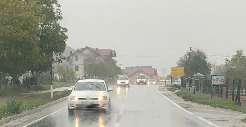 BIHAMK: Otežani saobraćajni uslovi širom BiH, povećana opasnost od odrona i obrušavanja kamenja na dionicama koje prolaze kroz usjeke BIHAMK: Otežani saobraćajni uslovi širom BiH, povećana opasnost od odrona i obrušavanja kamenja na dionicama koje prolaze kroz usjeke