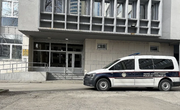 Određen pritvor učenici iz Tuzle koja je nožem povrijedila dvije djevojčice Određen pritvor učenici iz Tuzle koja je nožem povrijedila dvije djevojčice