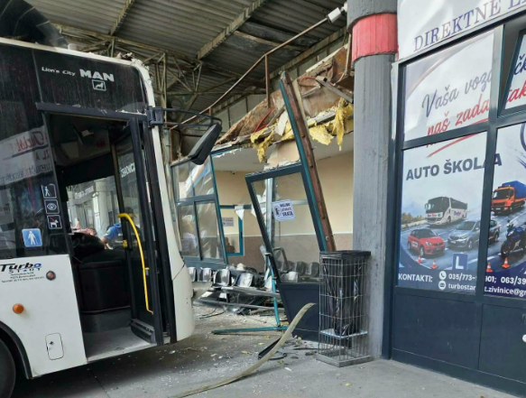 Autobus uletio na autobusku stanicu u Živinicama, povrijeđene tri osobe Autobus uletio na autobusku stanicu u Živinicama, povrijeđene tri osobe
