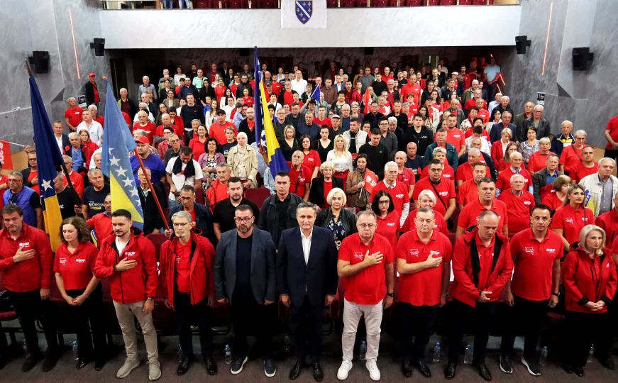 SDP BiH najavio minimalnu platu od 1.500 i penziju od 1.000 KM SDP BiH najavio minimalnu platu od 1.500 i penziju od 1.000 KM