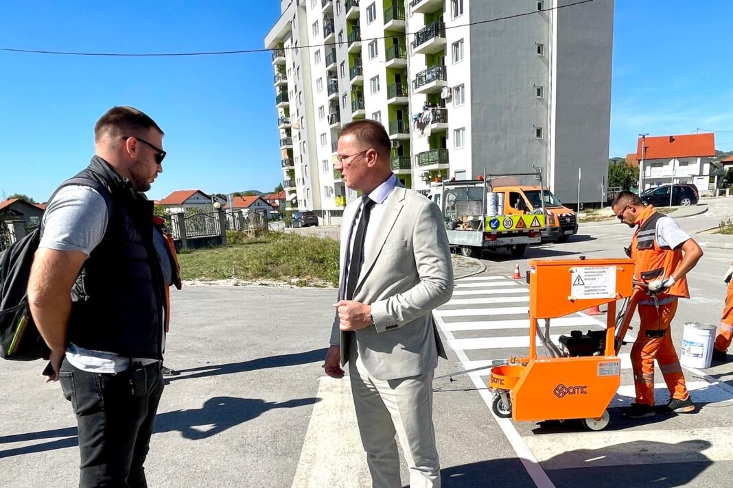 Počelo obilježavanje horizontalne signalizacije na području Kalesije Počelo obilježavanje horizontalne signalizacije na području Kalesije