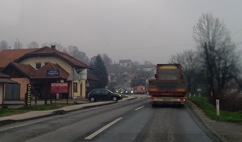 BIHAMK: Kolovozi mjestimično mokri i klizavi, povećana opasnost od odrona kamenja i zemlje BIHAMK: Kolovozi mjestimično mokri i klizavi, povećana opasnost od odrona kamenja i zemlje