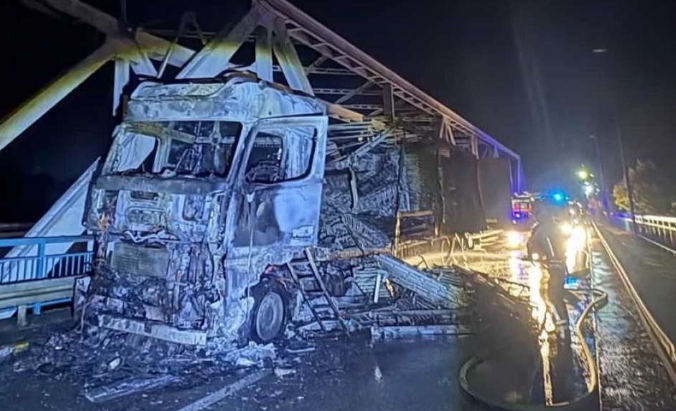 BIHAMK: Obustavljen saobraćaj na GP Rača zbog izlijevanja nafte nakon gašenja zapaljenog teretnog vozila BIHAMK: Obustavljen saobraćaj na GP Rača zbog izlijevanja nafte nakon gašenja zapaljenog teretnog vozila