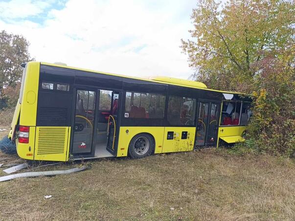 Vještaci utvrđuju uzroke teške saobraćajne nesreće kod Tuzle u kojoj je povrijeđeno 11 putnika iz autobusa Vještaci utvrđuju uzroke teške saobraćajne nesreće kod Tuzle u kojoj je povrijeđeno 11 putnika iz autobusa